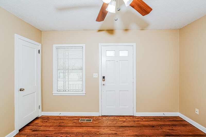 1,050/Mo, 158 24th Street Hueytown, AL 35023 Living Room View 2