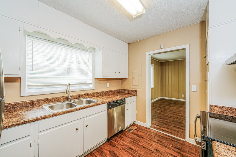 1,050/Mo, 158 24th Street Hueytown, AL 35023 Kitchen View
