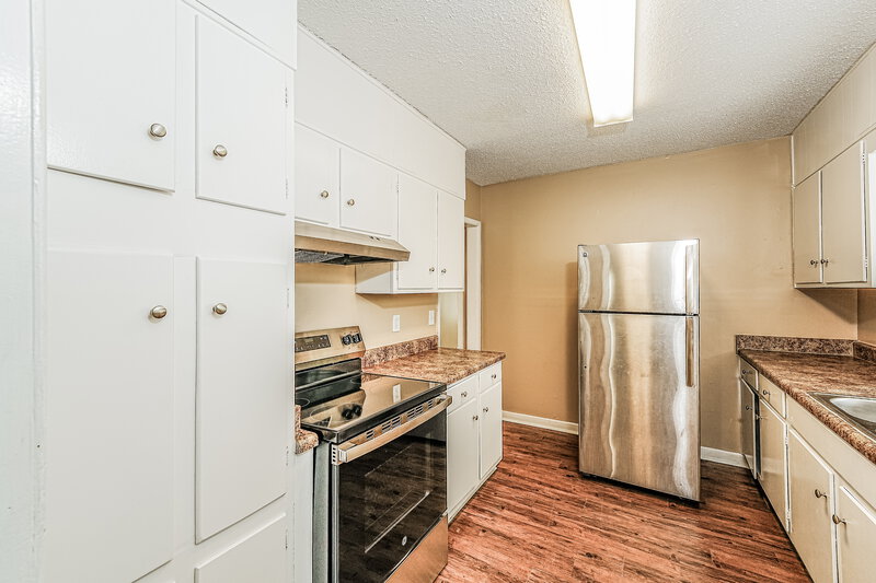 1,050/Mo, 158 24th Street Hueytown, AL 35023 Kitchen View 2