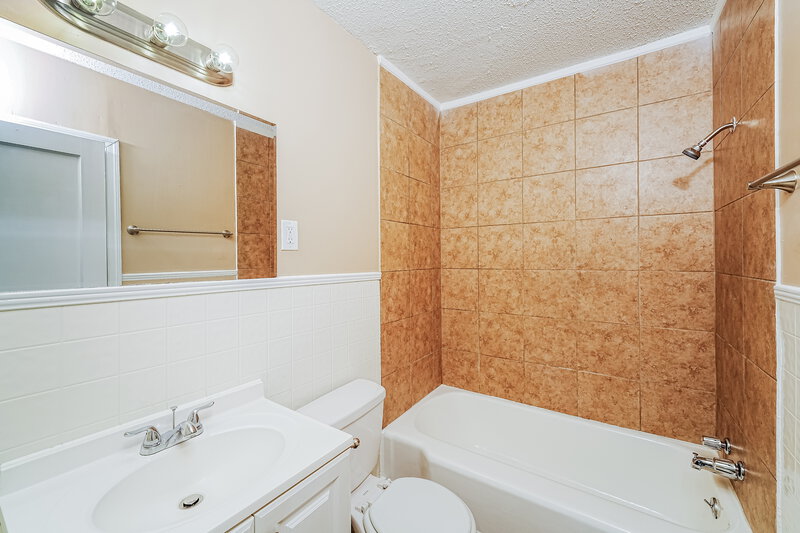 1,050/Mo, 158 24th Street Hueytown, AL 35023 Bathroom View