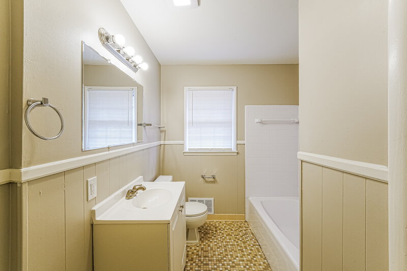 1,610/Mo, 1021 Dawn Dr BIRMINGHAM, AL 35235 Main Bathroom View
