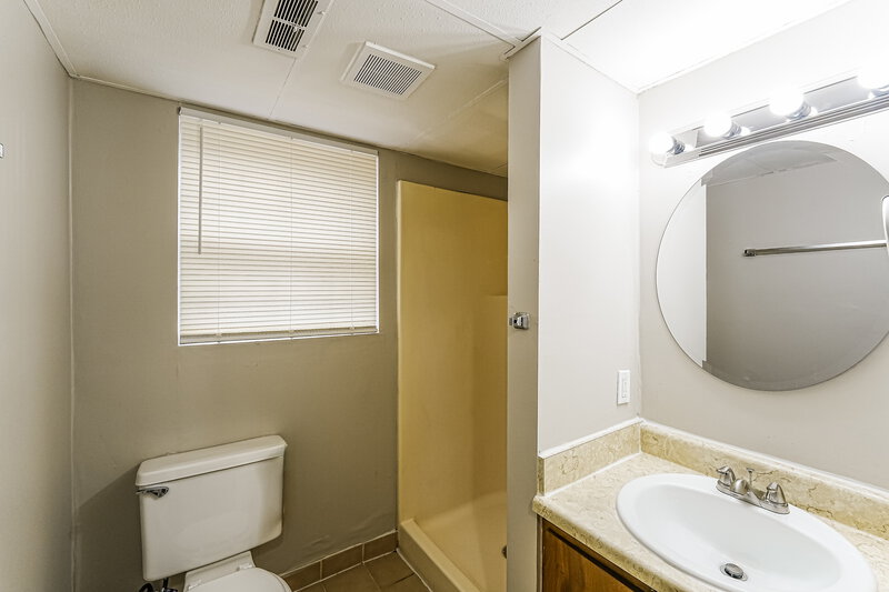 1,610/Mo, 1021 Dawn Dr BIRMINGHAM, AL 35235 Main Bathroom View 2