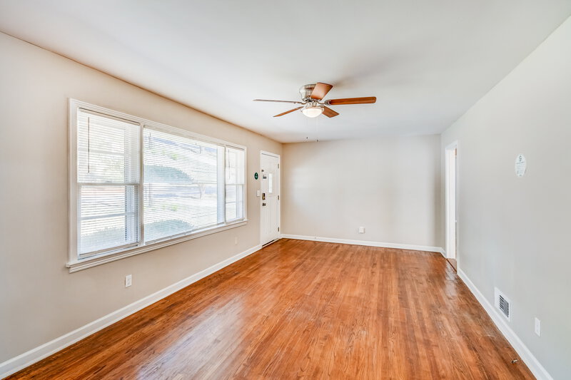 1,170/Mo, 1217 Five Mile Road Birmingham, AL 35215 Living Room View 2