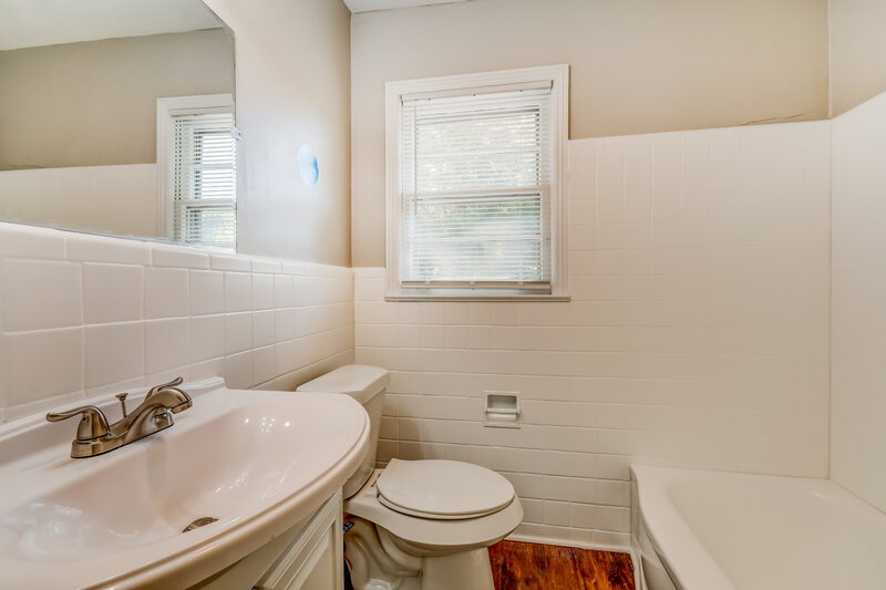 1,170/Mo, 1217 Five Mile Road Birmingham, AL 35215 Main Bathroom View