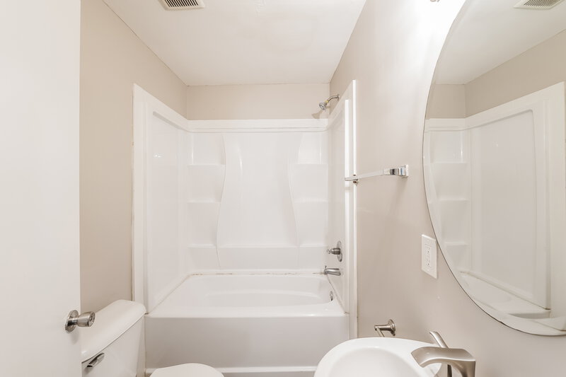 1,240/Mo, 711 Sunny Lane Drive Center Point, AL 35215 Main Bathroom View