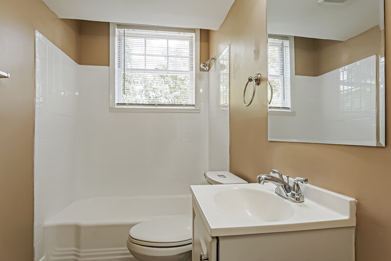 1,535/Mo, 1505 Bobolink Lane Birmingham, AL 35215 Bathroom View
