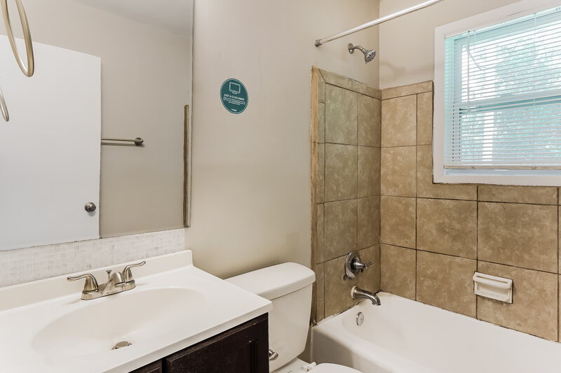 1,345/Mo, 748 Barclay Lane Birmingham, AL 35206 Main Bathroom View