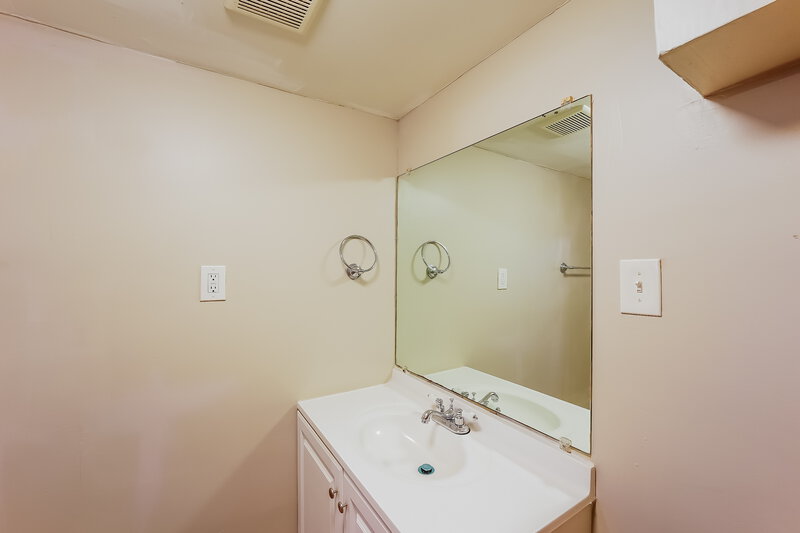1,345/Mo, 748 Barclay Lane Birmingham, AL 35206 Bathroom View 2