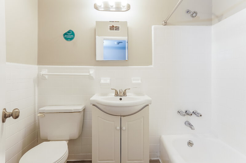 1,345/Mo, 1321 4th Way NW Center Point, AL 35215 Main Bathroom View