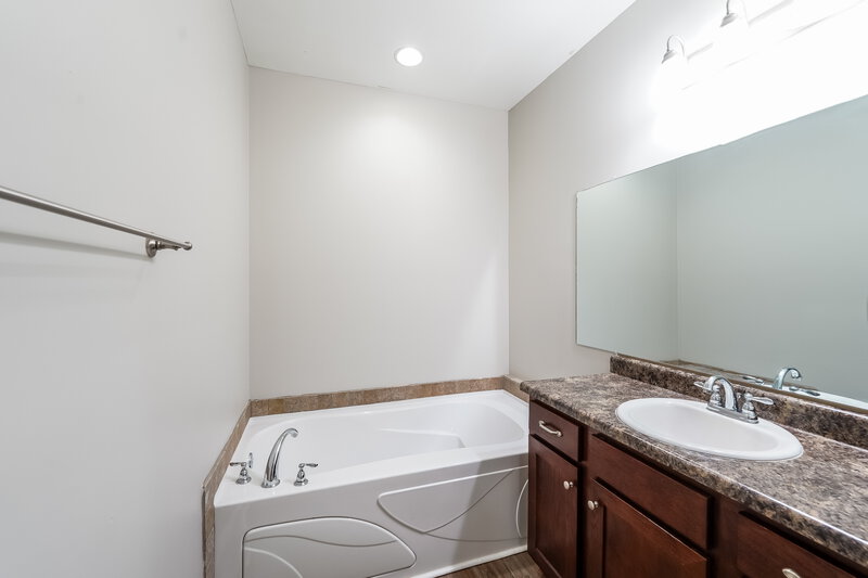 1,385/Mo, 840 Kent Dr Odenville, AL 35120 Main Bathroom View