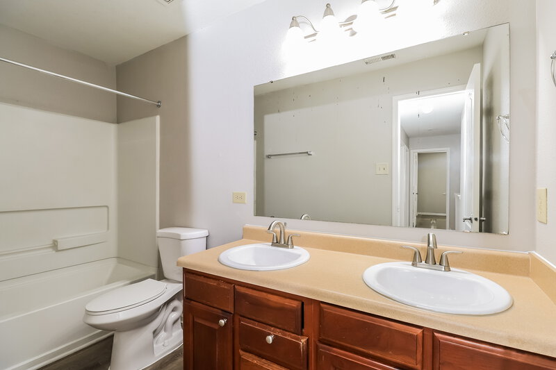 2,370/Mo, 3118 Bamburgh Ct Charlotte, NC 28216 Main Bathroom View 2