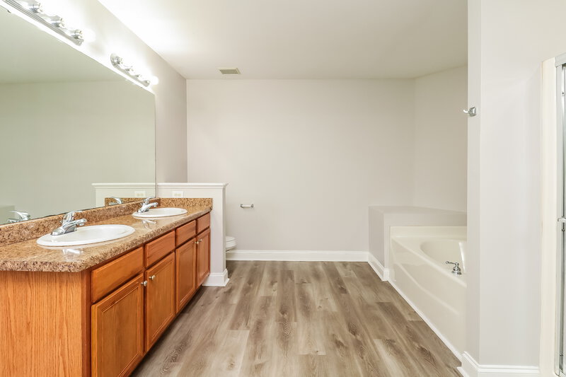 2,175/Mo, 6015 Timbertop Ln Charlotte, NC 28215 Main Bathroom View