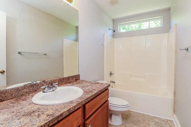 2,175/Mo, 6015 Timbertop Ln Charlotte, NC 28215 Bathroom View 2