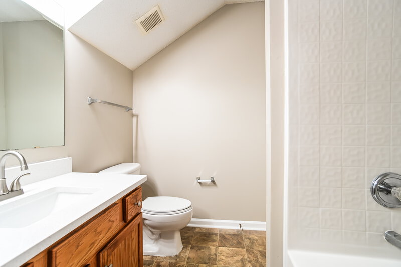 1,880/Mo, 14327 O Casey Ln Charlotte, NC 28213 Main Bathroom View