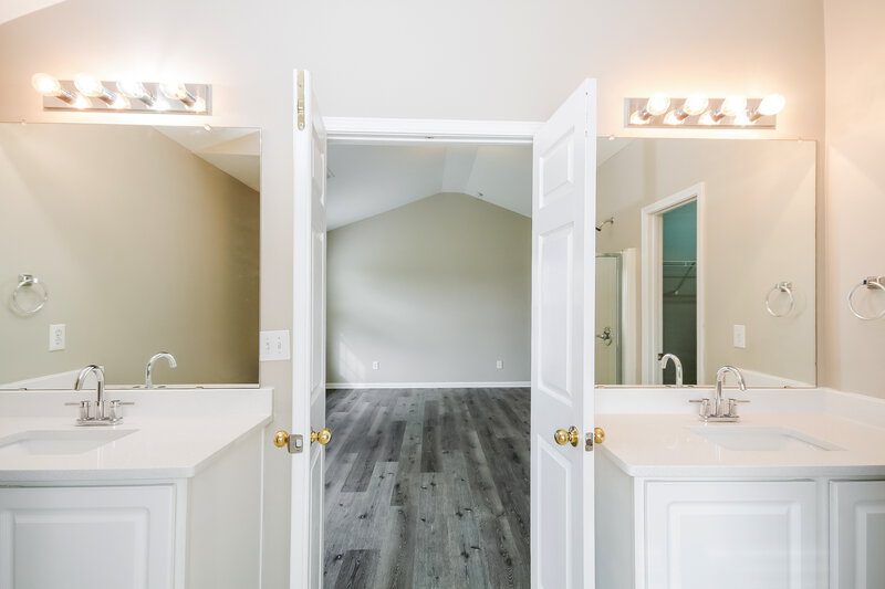 2,000/Mo, 4920 Lifeline Ln Charlotte, NC 28278 Main Bathroom View