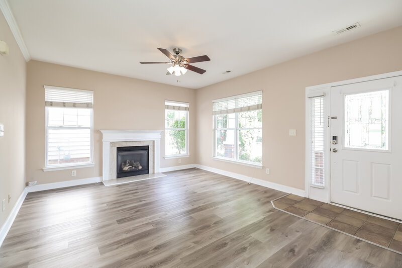 2,020/Mo, 13768 Aldenbrook Dr Huntersville, NC 28078 Living Room View