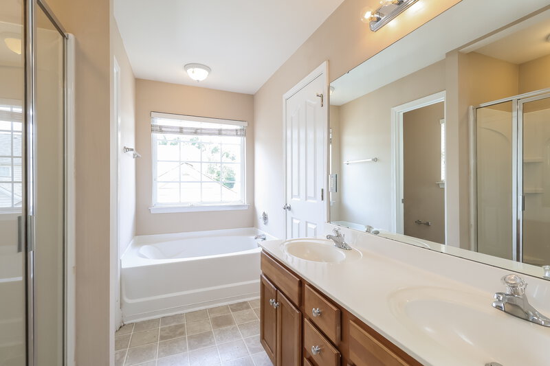 2,020/Mo, 13768 Aldenbrook Dr Huntersville, NC 28078 Main Bathroom View