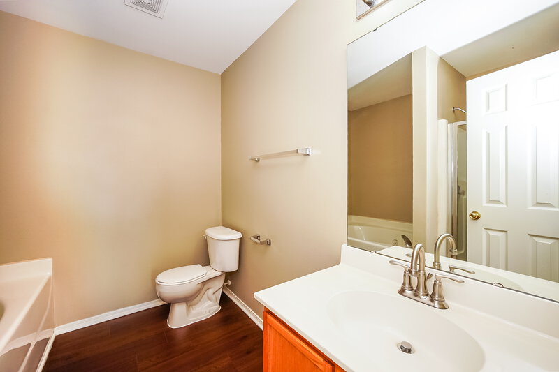 2,040/Mo, 1928 Slumber Oaks Ct Huntersville, NC 28078 Main Bathroom View