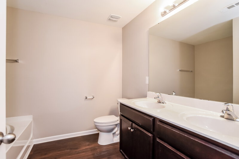 2,000/Mo, 1860 Greenbrook Trl Dallas, NC 28034 Main Bathroom View