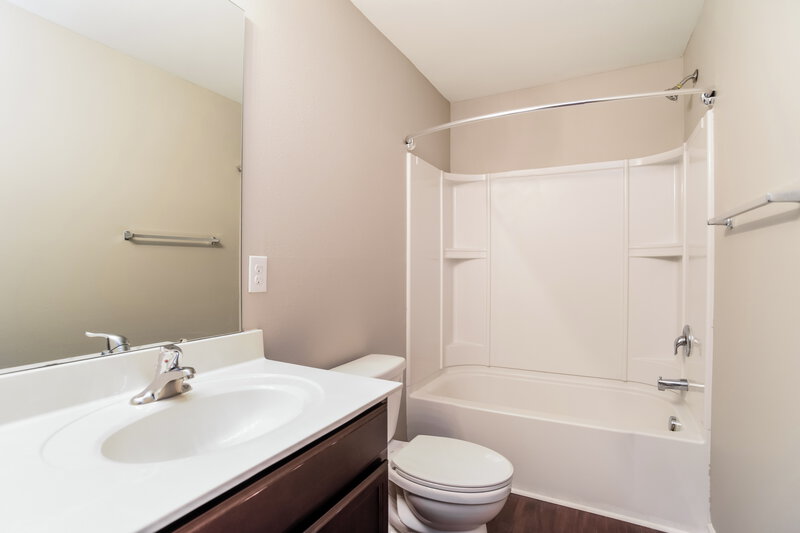 2,000/Mo, 1860 Greenbrook Trl Dallas, NC 28034 Bathroom View