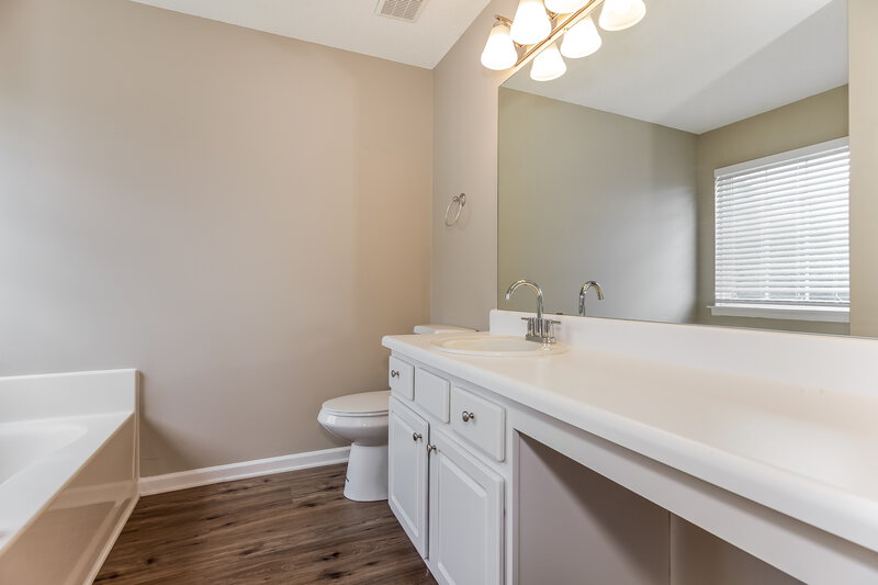 1,975/Mo, 5948 Pennycross Ln Charlotte, NC 28216 Main Bathroom View
