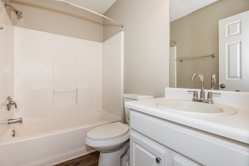 1,975/Mo, 5948 Pennycross Ln Charlotte, NC 28216 Bathroom View