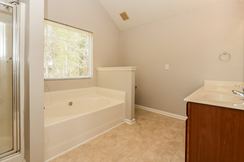 1,940/Mo, 5913 Brookfield Pointe Dr Charlotte, NC 28216 Main Bathroom View