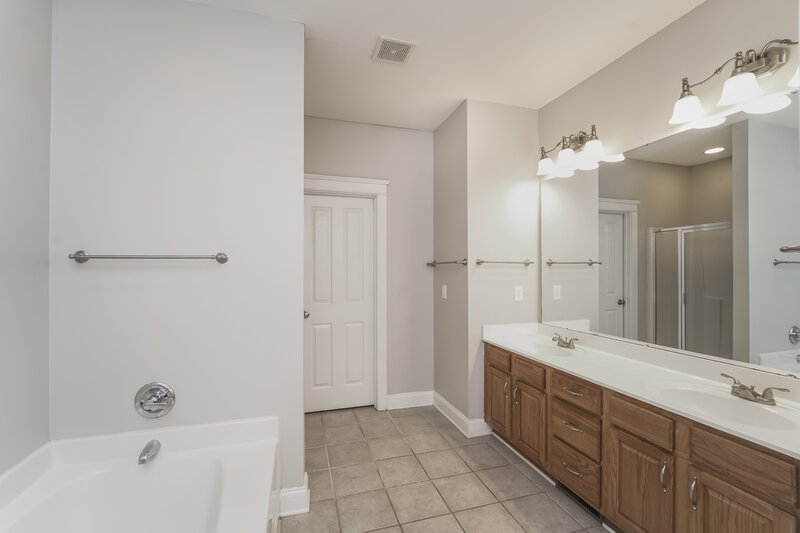2,460/Mo, 10729 Tradition View Dr Charlotte, NC 28269 Main Bathroom View