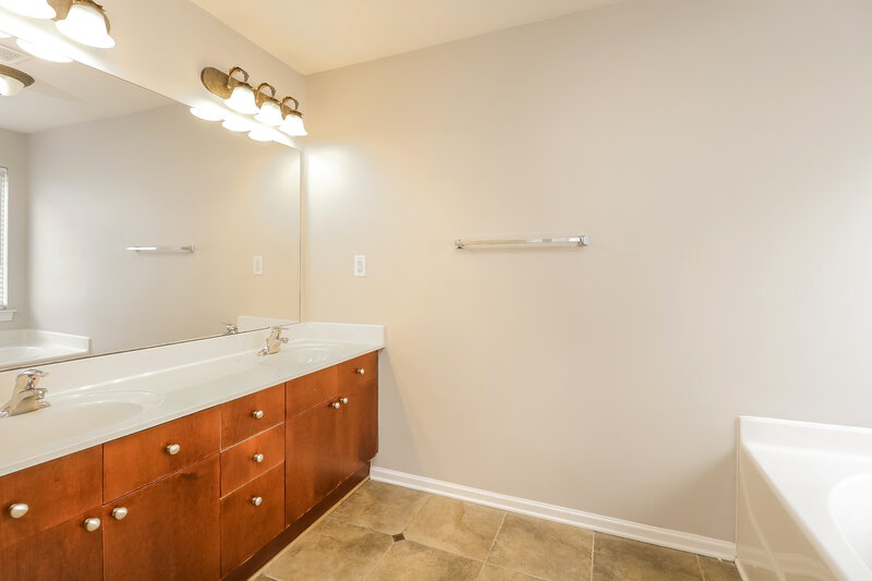 2,420/Mo, 15126 Callow Forest Dr Charlotte, NC 28273 Main Bathroom View