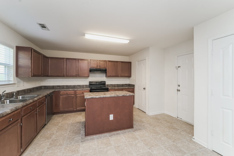 1,655/Mo, 4610 Palustris Ct Charlotte, NC 28269 Kitchen View 2