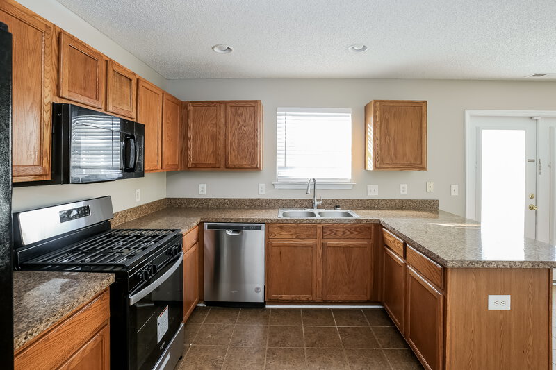 2,100/Mo, 10324 Wakerobin Ln Charlotte, NC 28213 Kitchen View