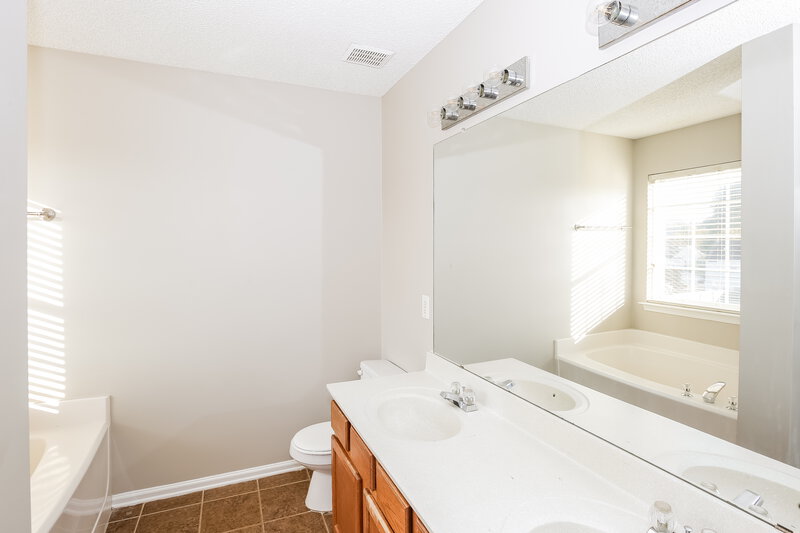 2,100/Mo, 10324 Wakerobin Ln Charlotte, NC 28213 Main Bathroom View