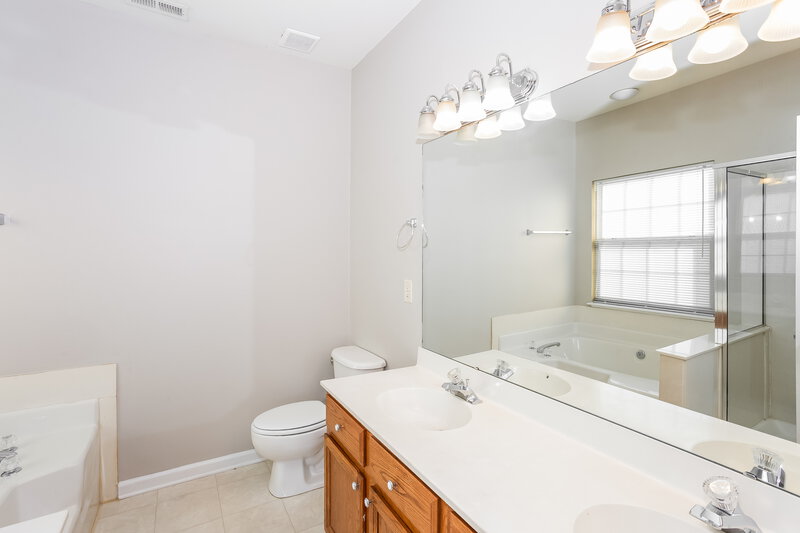 2,135/Mo, 9908 Spring Park Dr Charlotte, NC 28269 Main Bathroom View