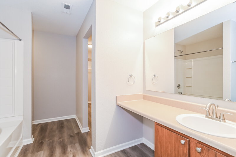 1,965/Mo, 13921 Lawrence Farm Ln Charlotte, NC 28278 Main Bathroom View