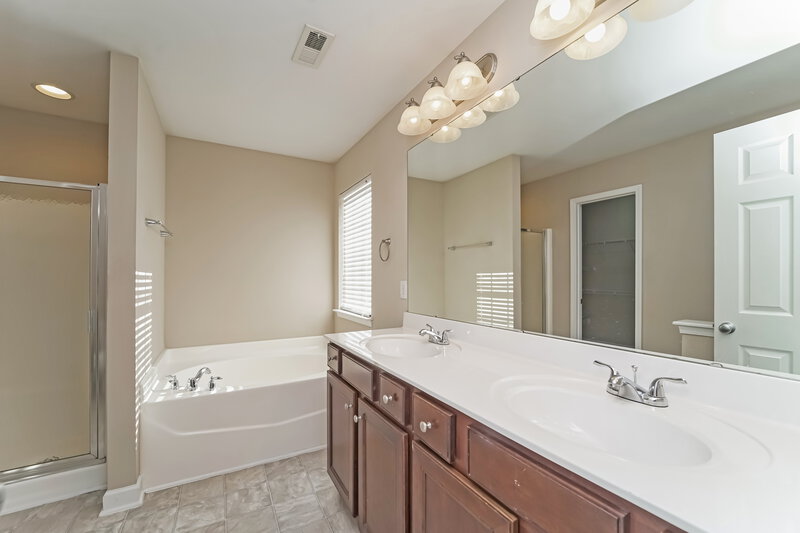 2,595/Mo, 9815 Edinburgh Ln Charlotte, NC 28269 Main Bathroom View