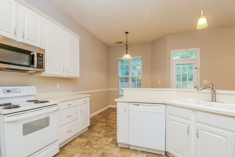 2,385/Mo, 15541 Dehavilland Dr Charlotte, NC 28278 Kitchen View
