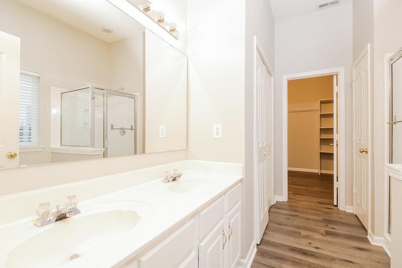 2,385/Mo, 15541 Dehavilland Dr Charlotte, NC 28278 Main Bathroom View