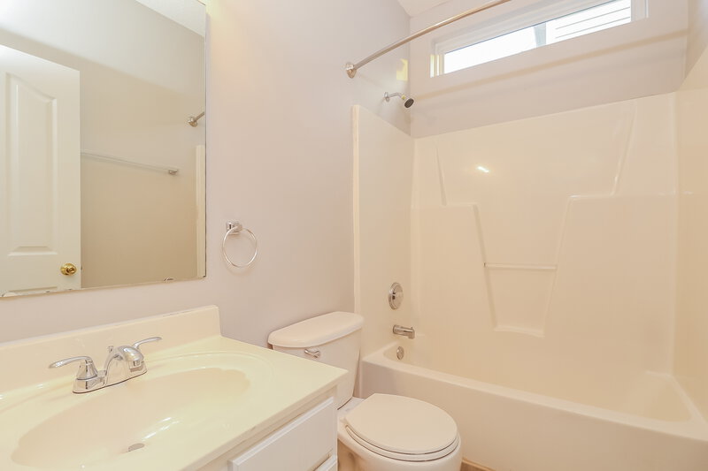 2,385/Mo, 15541 Dehavilland Dr Charlotte, NC 28278 Bathroom View