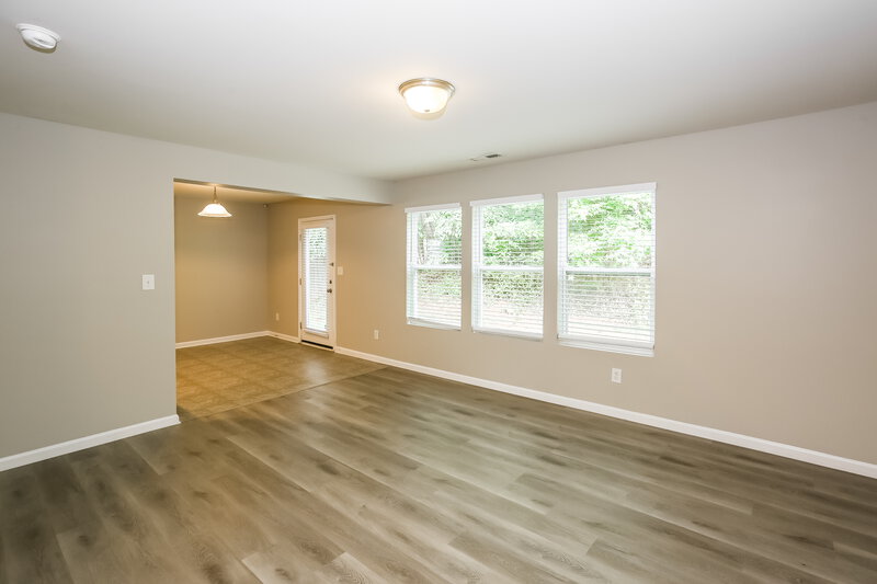 2,150/Mo, 5521 Twin Brook Dr Charlotte, NC 28269 Living Room View 2