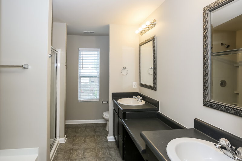 2,150/Mo, 5521 Twin Brook Dr Charlotte, NC 28269 Main Bathroom View