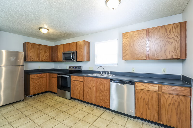 0/Mo, 1902 Mallard Woods Pl Charlotte, NC 28262 Kitchen View