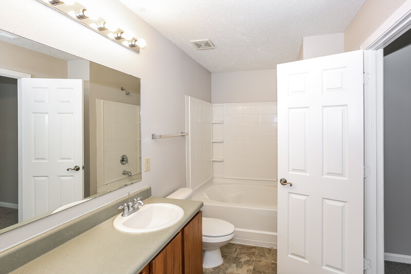 2,045/Mo, 1902 Mallard Woods Pl Charlotte, NC 28262 Main Bathroom View