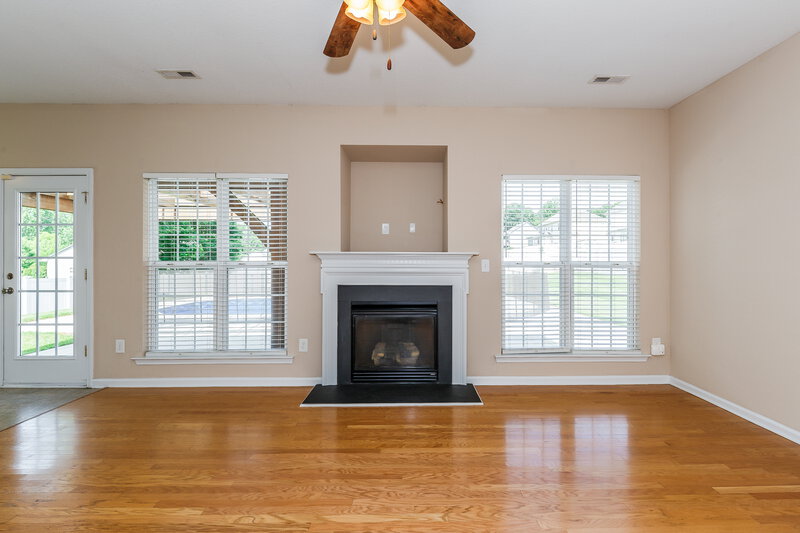 2,160/Mo, 4309 Donnell Dr Gastonia, NC 28056 Living Room View 2