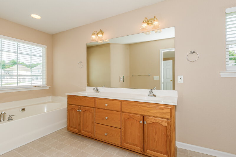 2,160/Mo, 4309 Donnell Dr Gastonia, NC 28056 Master Bathroom View