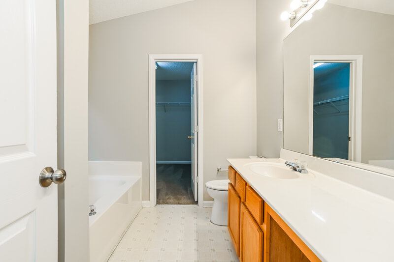 1,880/Mo, 6703 Devongate Ln Charlotte, NC 28269 Main Bathroom View