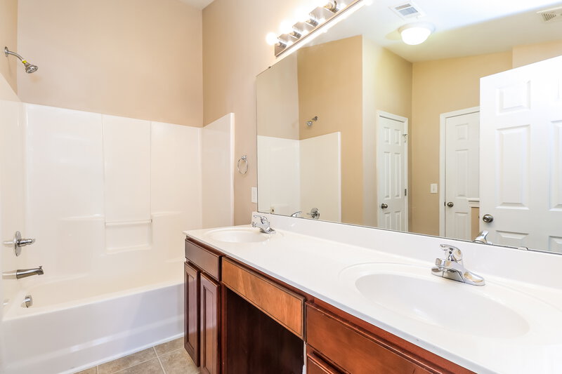 2,000/Mo, 939 Old Forester Ln Charlotte, NC 28214 Main Bathroom View