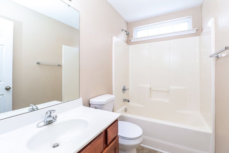 2,000/Mo, 939 Old Forester Ln Charlotte, NC 28214 Bathroom View