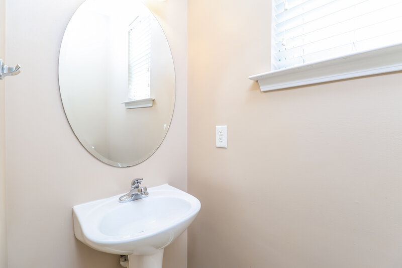 2,000/Mo, 939 Old Forester Ln Charlotte, NC 28214 Bathroom View 2