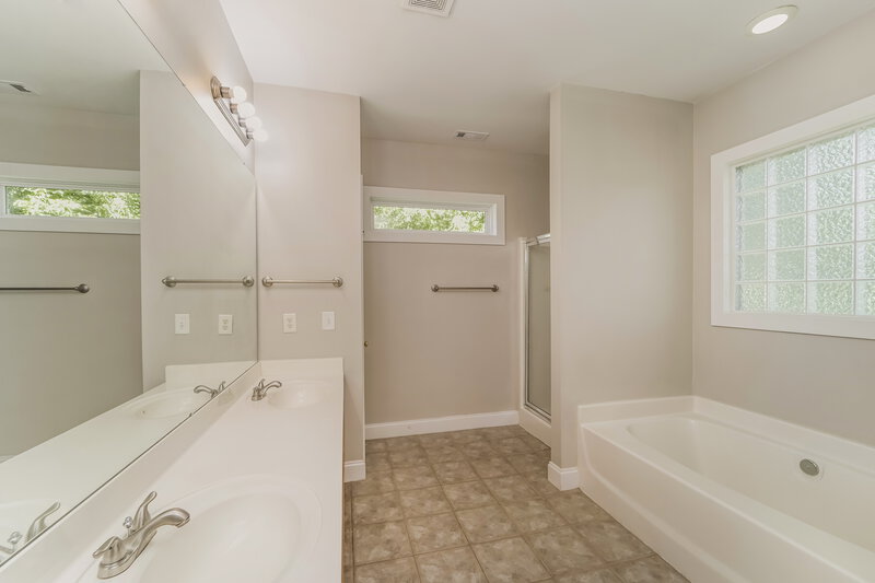 2,505/Mo, 3011 Parker Green Trl Charlotte, NC 28269 Main Bathroom View