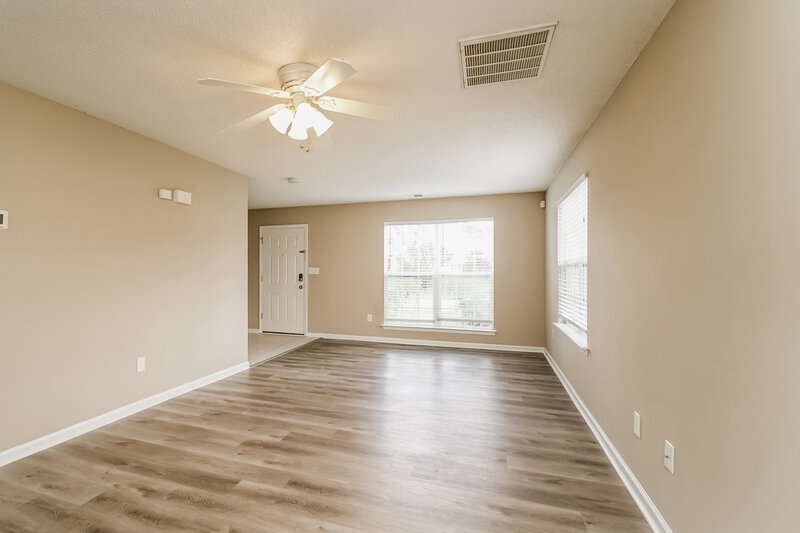 2,150/Mo, 911 Reigate Rd Charlotte, NC 28262 Living Room View 2